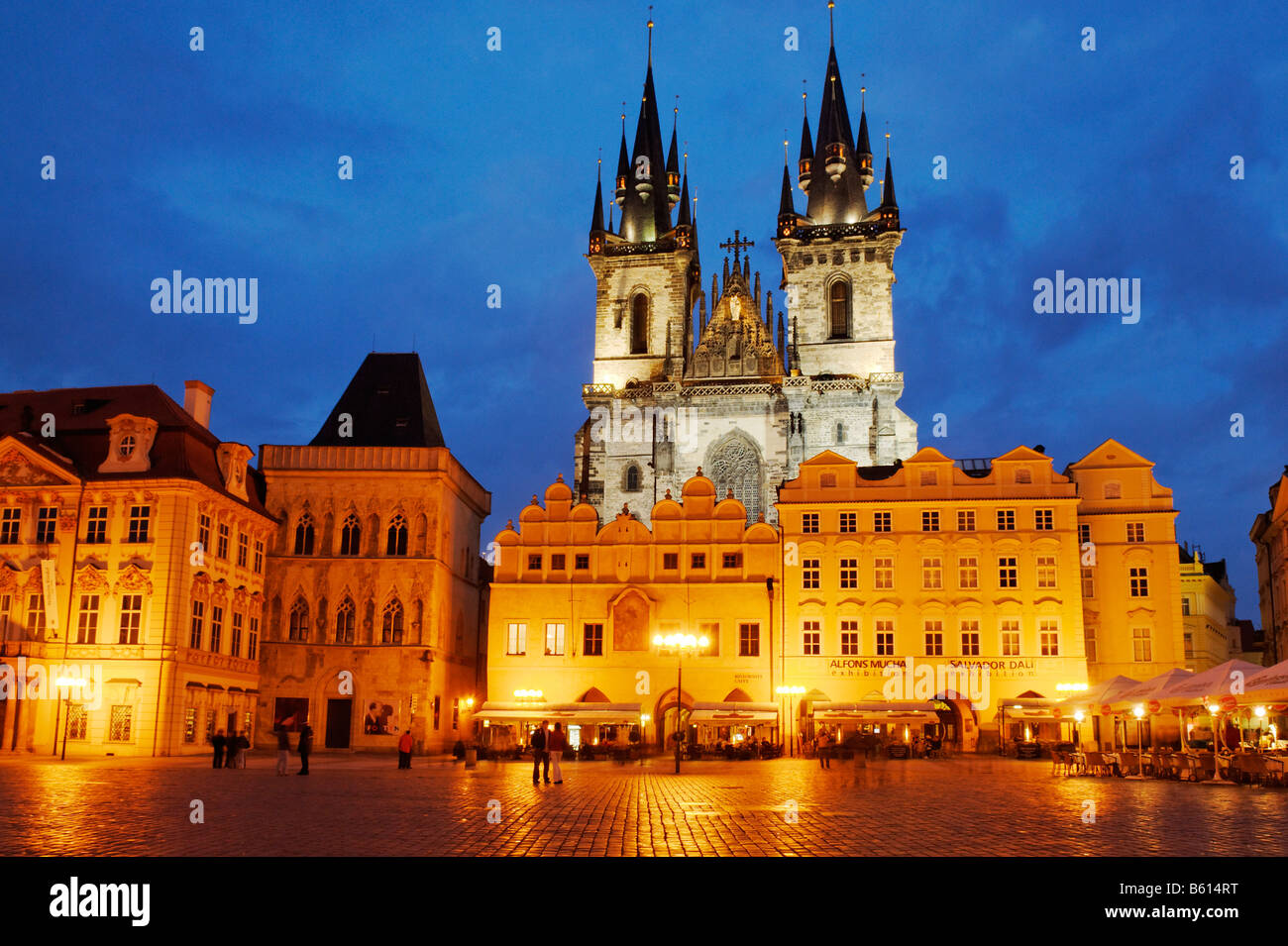 Historic Old Town Square und Church of Our Lady vor Tein beleuchtet, Prag, UNESCO-Weltkulturerbe, Tschechische Republik Stockfoto