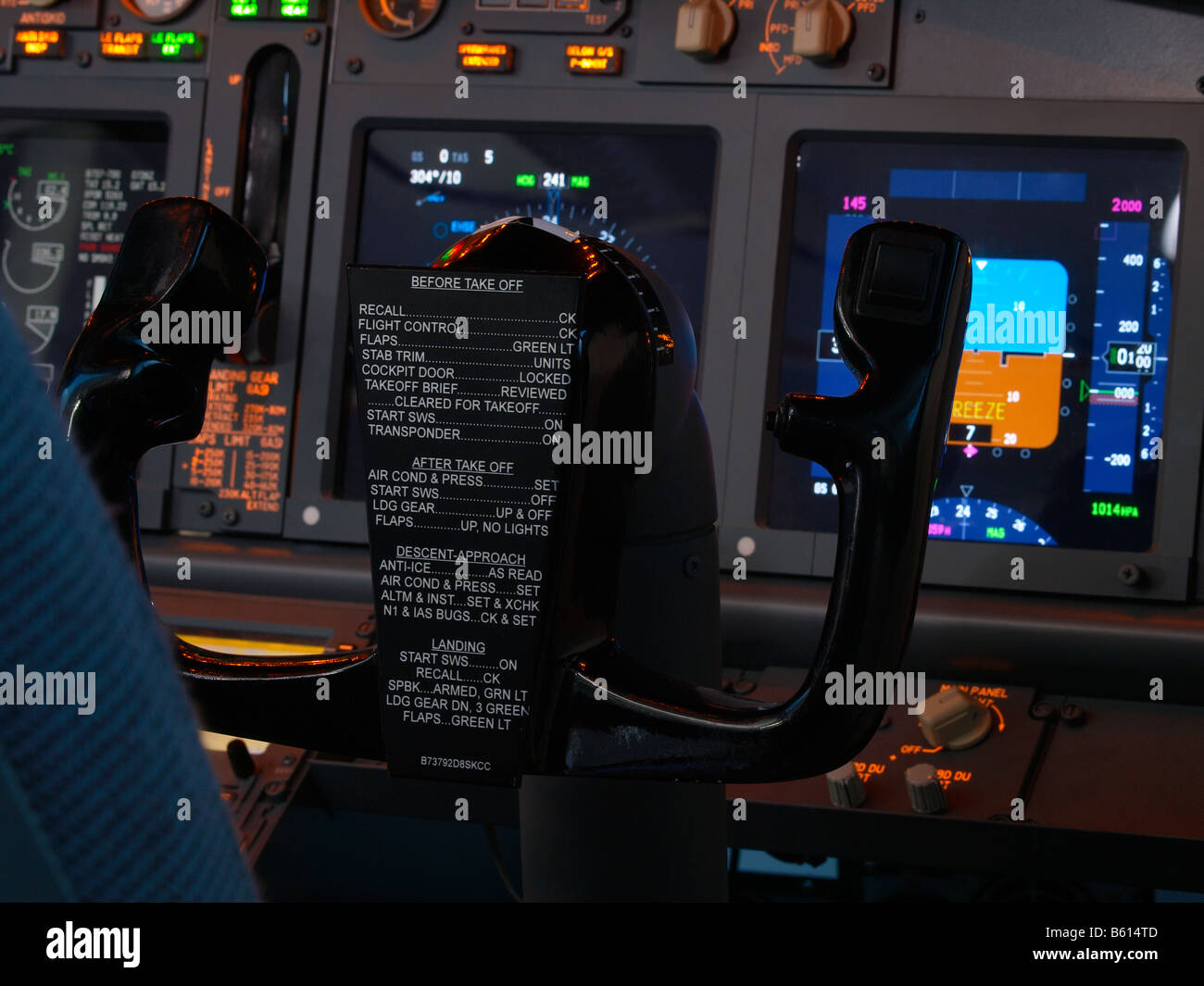 FlightCheck Liste auf Flugzeug Airplane Flugzeug Boeing 737-Stick Joch Stockfoto