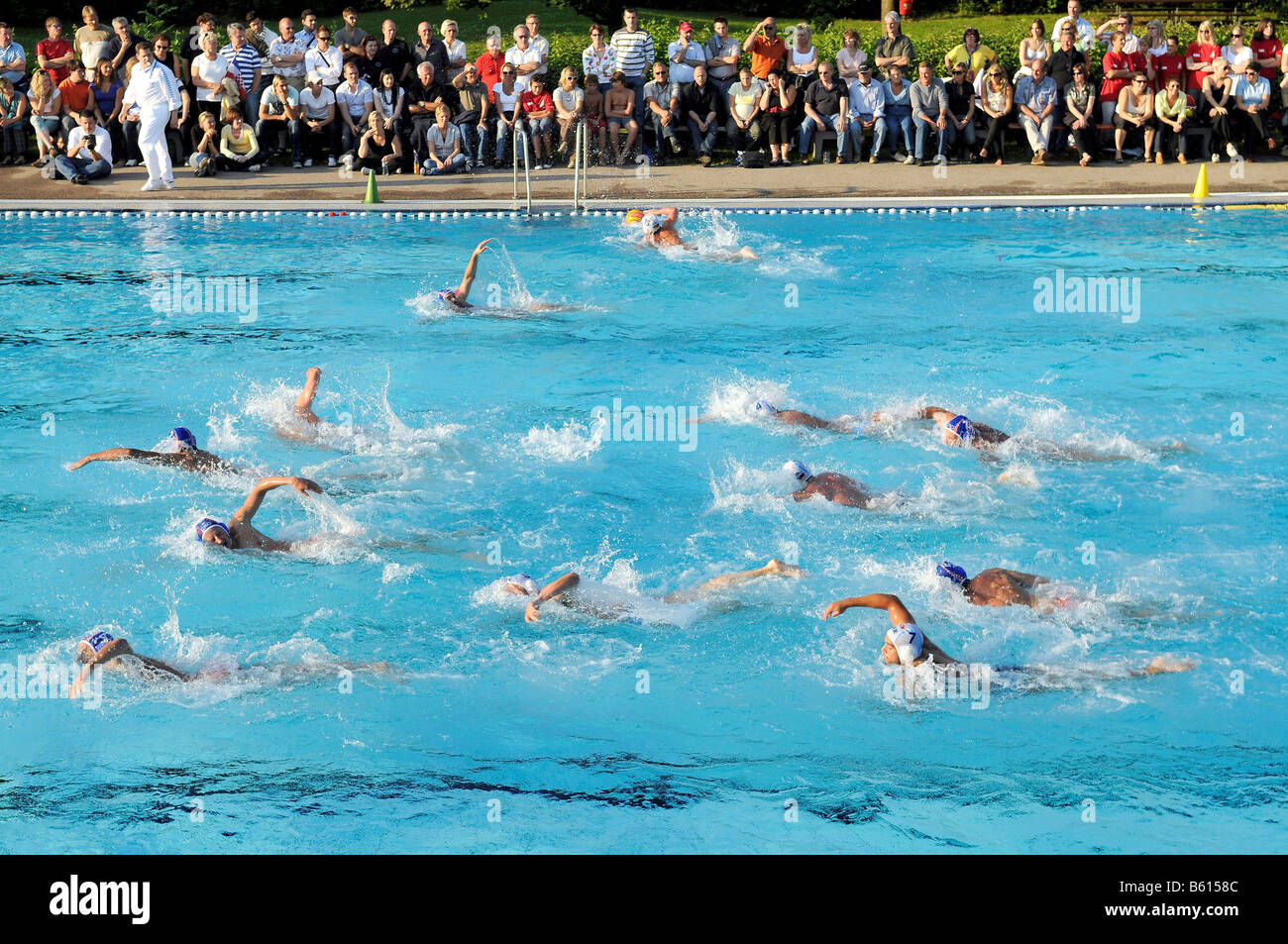 Wasserball-Spieler, nationale Meisterschaften, Deutschland gegen Kroatien im Freibad auf der Neckarinsel Esslingen Stockfoto