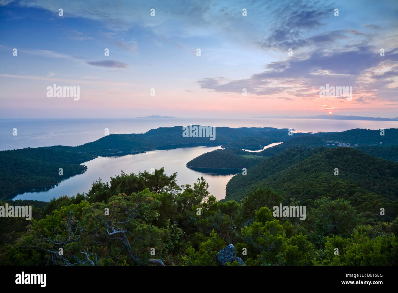 Sonnenuntergang vom Aussichtspunkt Montokuc im Nationalpark Mljet, Insel Mljet, Dubrovnik-Neretva, Dalmatien, Kroatien Stockfoto