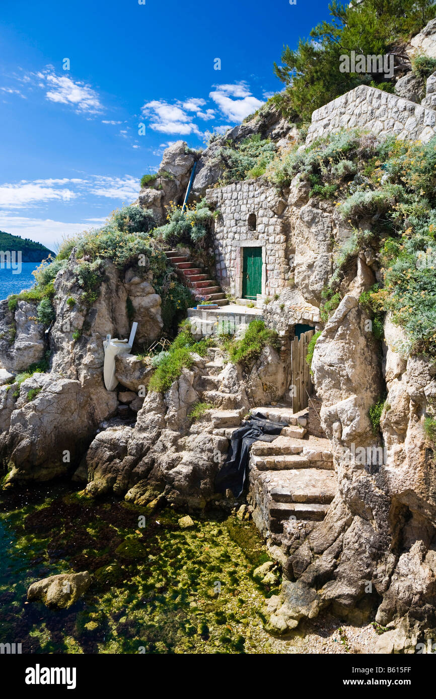 Alte Häuser, die in die Felsen geschnitten in der Nähe von der Altstadt von Ragusa, Dubrovnik, Dalmatien, Kroatien, Dubrovnik-Neretva Stockfoto