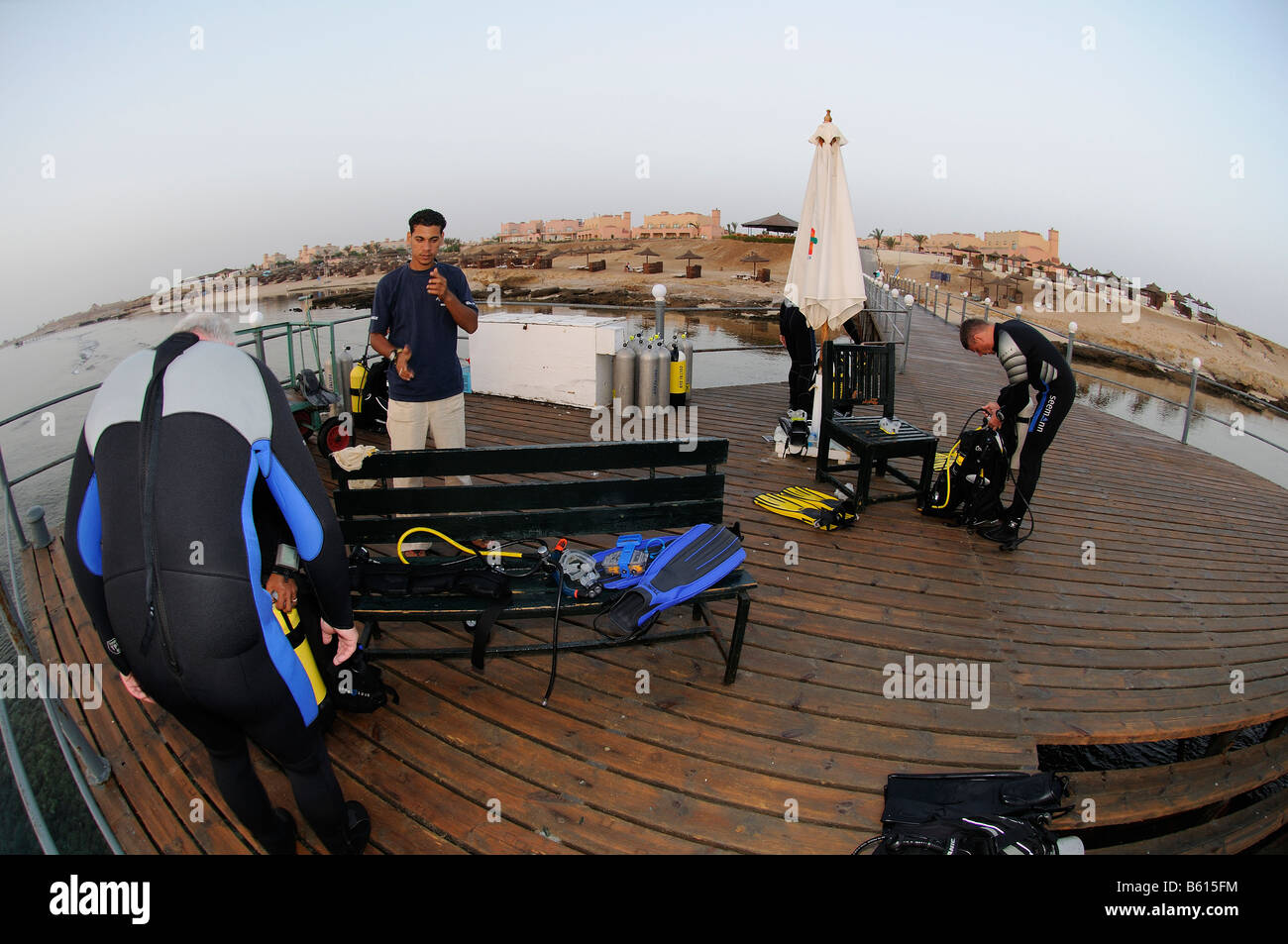 Taucher, die ihre Ausrüstung vorbereiten Stockfoto
