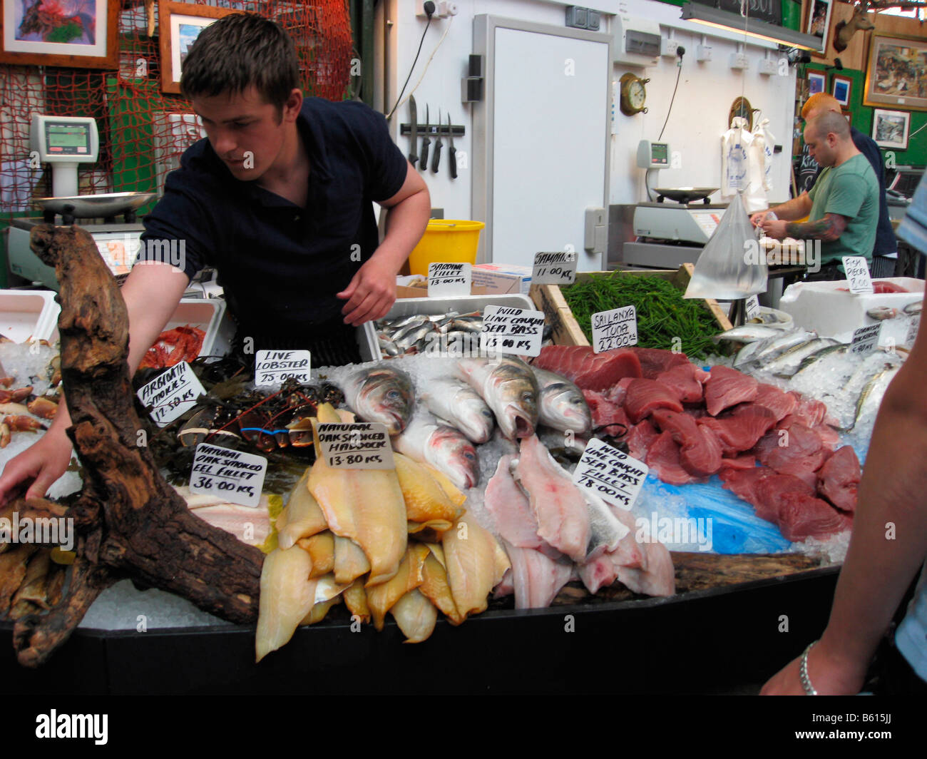 Fischhändler stall Borough Markt Southwark South London GB UK Stockfoto