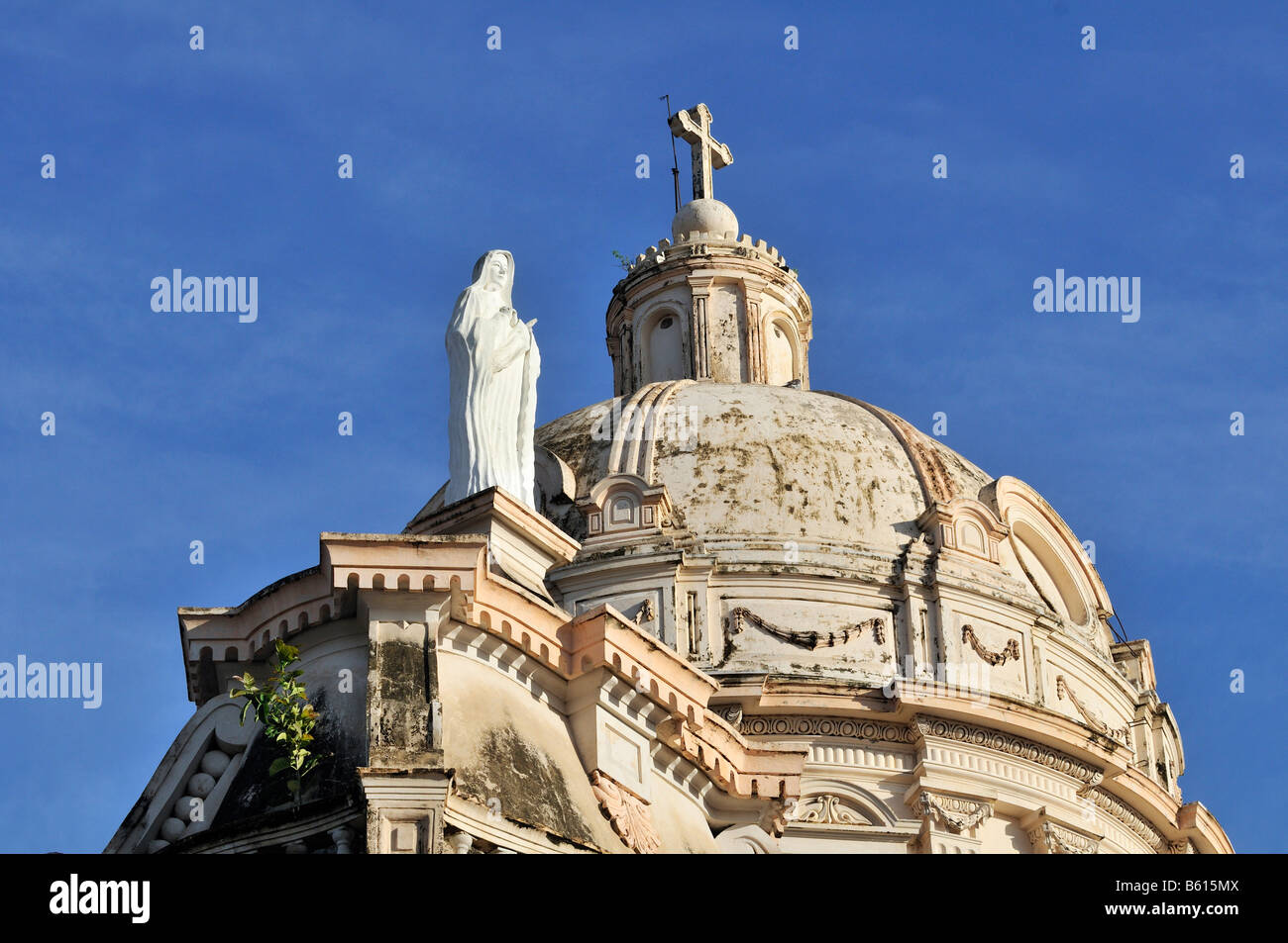 Statue der Maria und Kuppel, die Kirche La Merced, Granada, Nicaragua, Mittelamerika Stockfoto