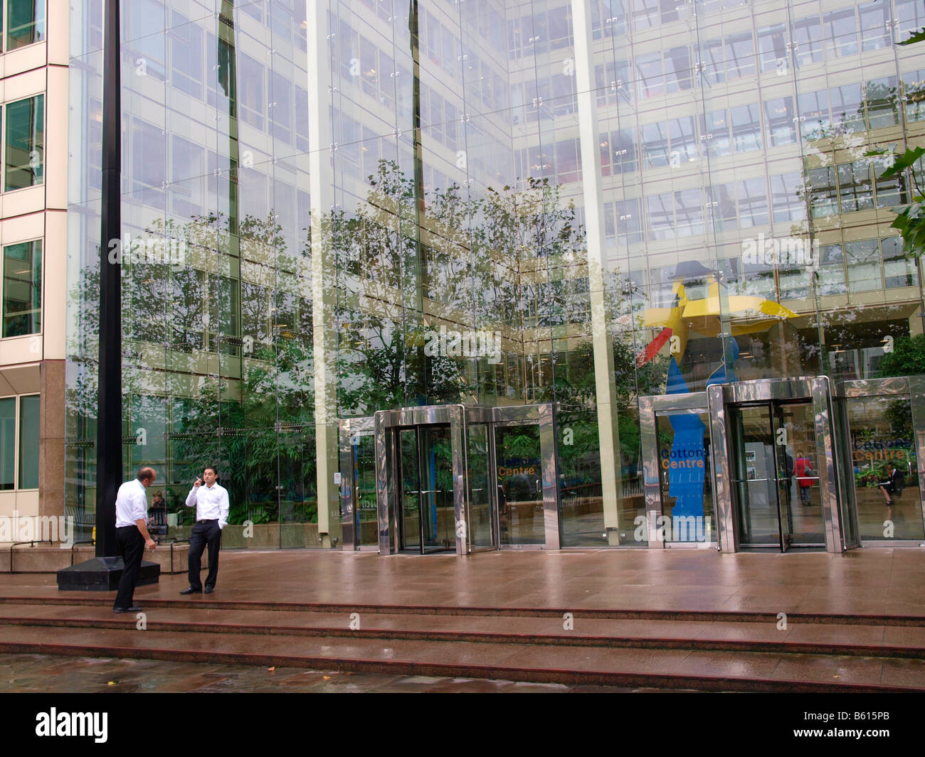 Zwei Männer, die rauchen draußen vor ihrem Büro Rauchen frei arbeiten-Umwelt-London-UK Stockfoto