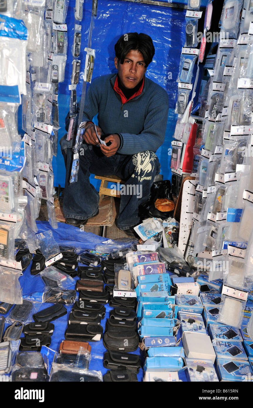 Jugendlichen, die Fälle für Mobiltelefone, Markt in El Alto, La Paz, Bolivien, Südamerika zu verkaufen Stockfoto