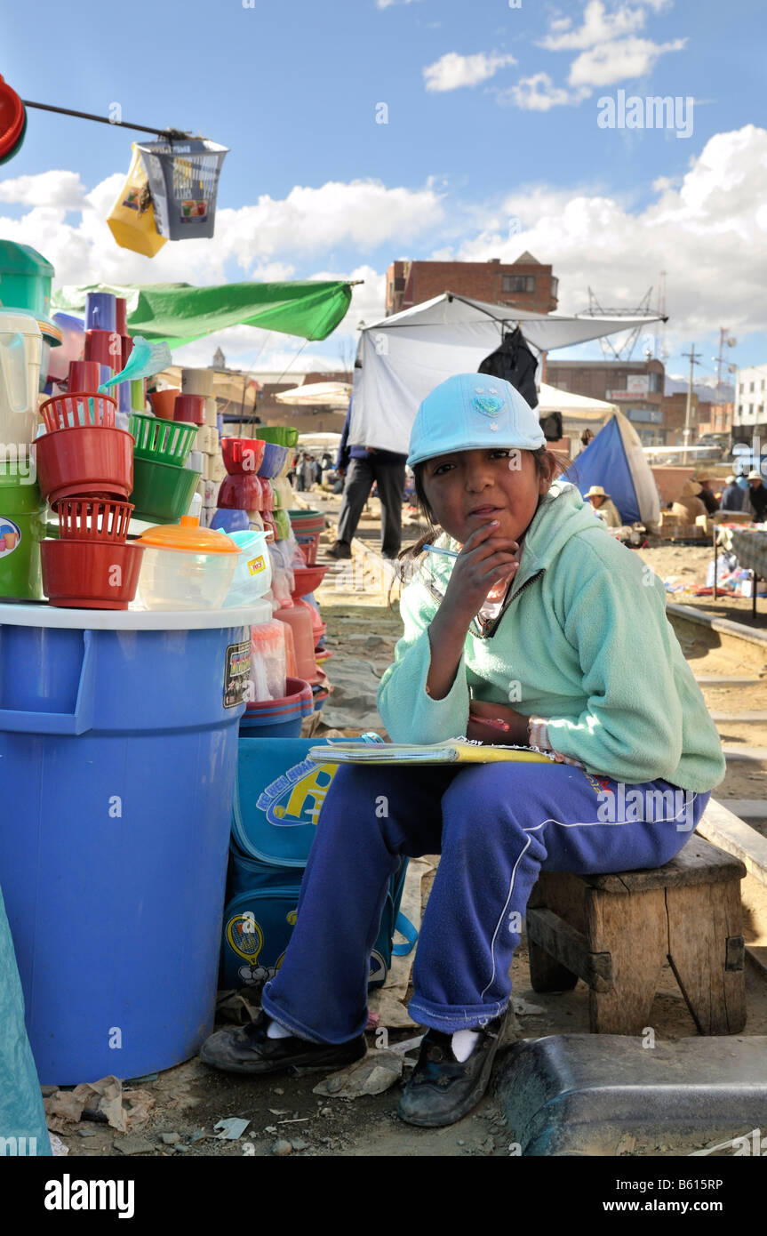 Kind Arbeit, 10-Jahr-altes Mädchen Verkauf von waren auf El Alto Markt, La Paz, Bolivien, Südamerika Stockfoto