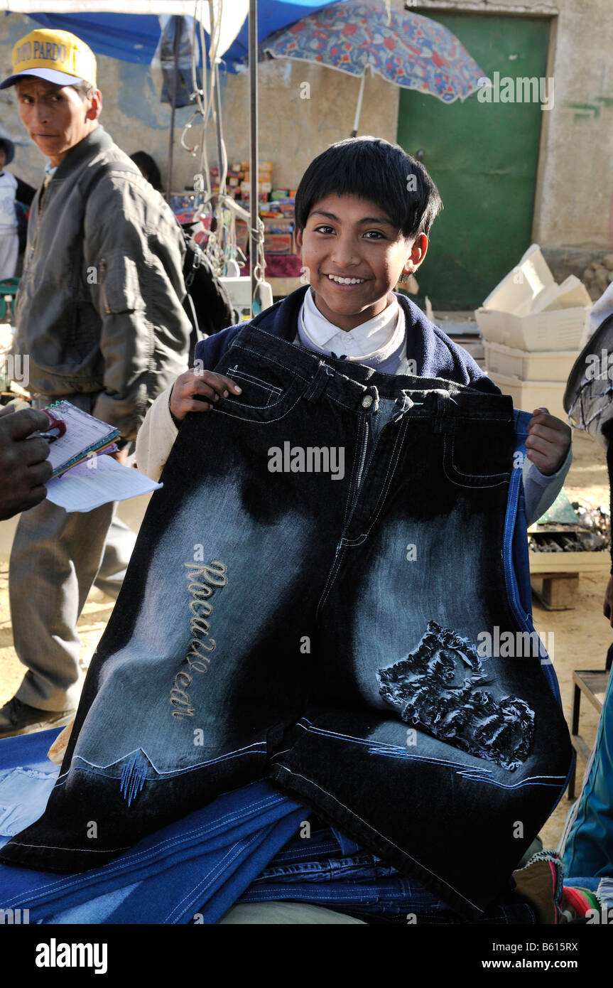 Kind Arbeit, 10-Year-Old Boy Hose auf El Alto Markt, La Paz, Bolivien, Südamerika zu verkaufen Stockfoto