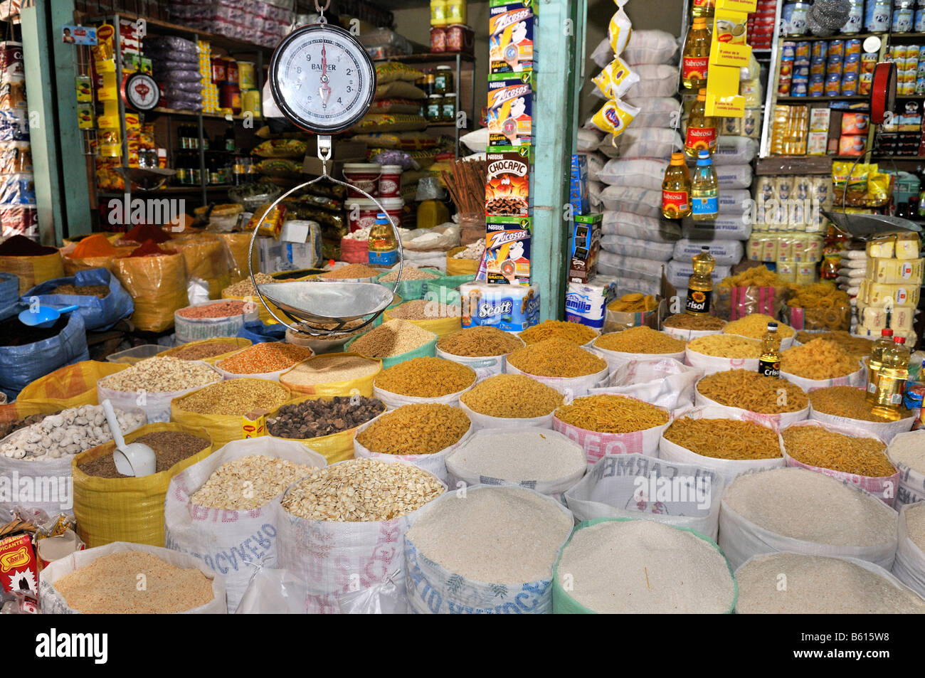 Verkaufsstand, Verkauf von losen und exponierten Lebensmitteln, lokalen Markt, Santa Cruz, Bolivien, Südamerika Stockfoto