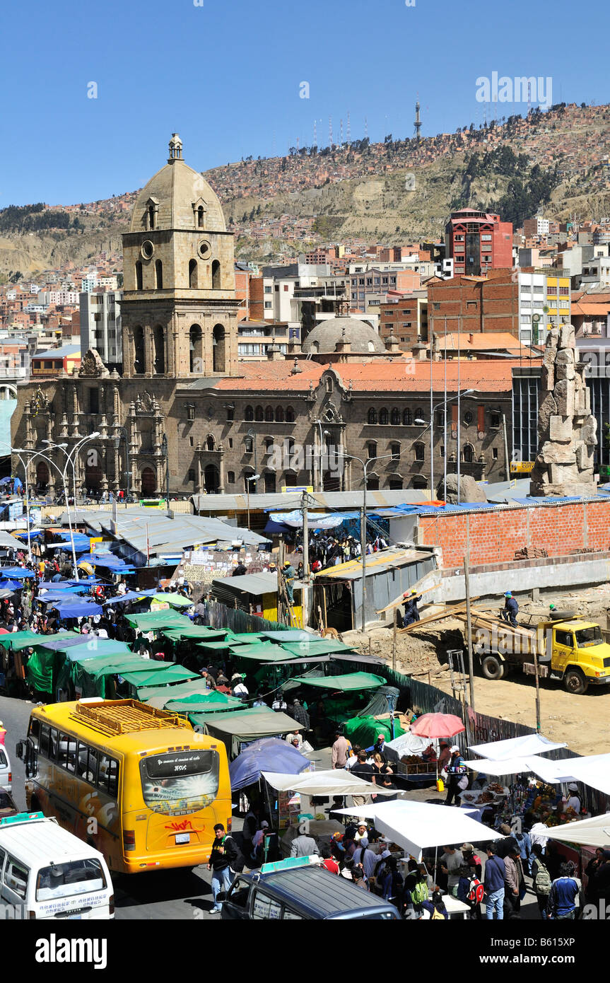 Verkehrschaos, Marktstände und der Franziskanerkirche, La Paz, Bolivien, Südamerika Stockfoto