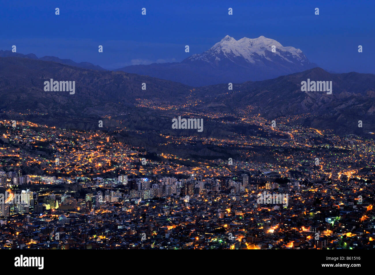 Blick über La Paz in Richtung der Gletscher auf dem Berg Illimani 6439m, Bolivien, Südamerika Stockfoto
