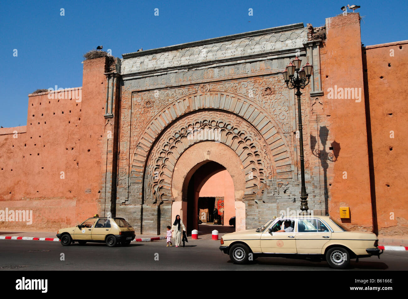 Taxi vor der Bab Agnaou Tor, Marrekesh, Marokko, Afrika Stockfoto