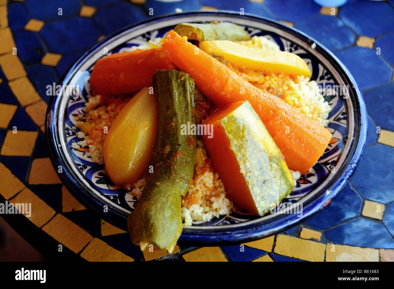 Couscous, marokkanische Spezialität, in einem Restaurant am Platz Djemma el-Fna, "Hochstapler Platz" oder 'Square von der erhängte', Marrekesh Stockfoto