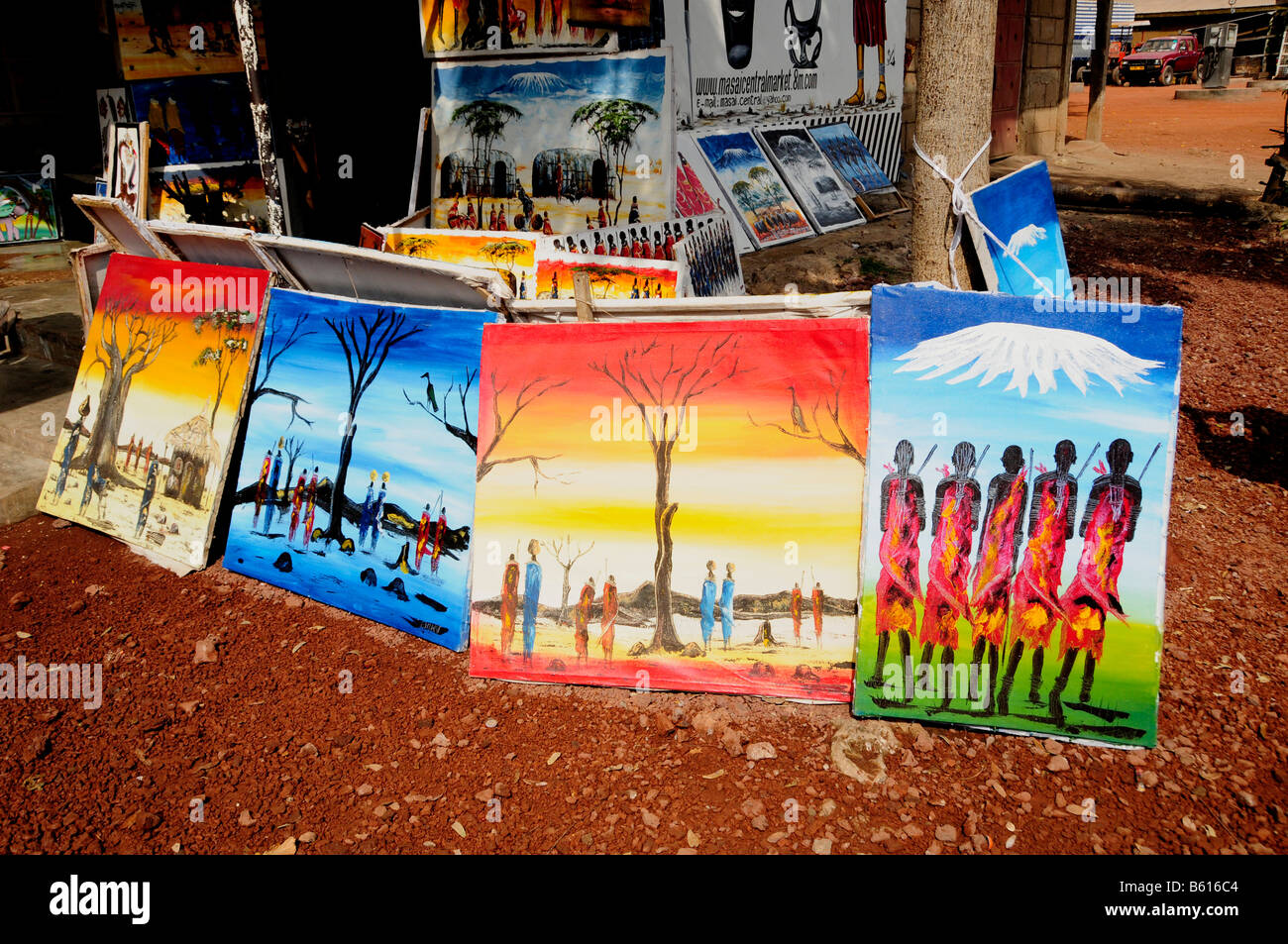 Massai Kunst, Massai vor Kilimanjaro in einem Souvenirladen, Mto Wa Mbu, Tansania, Afrika Stockfoto