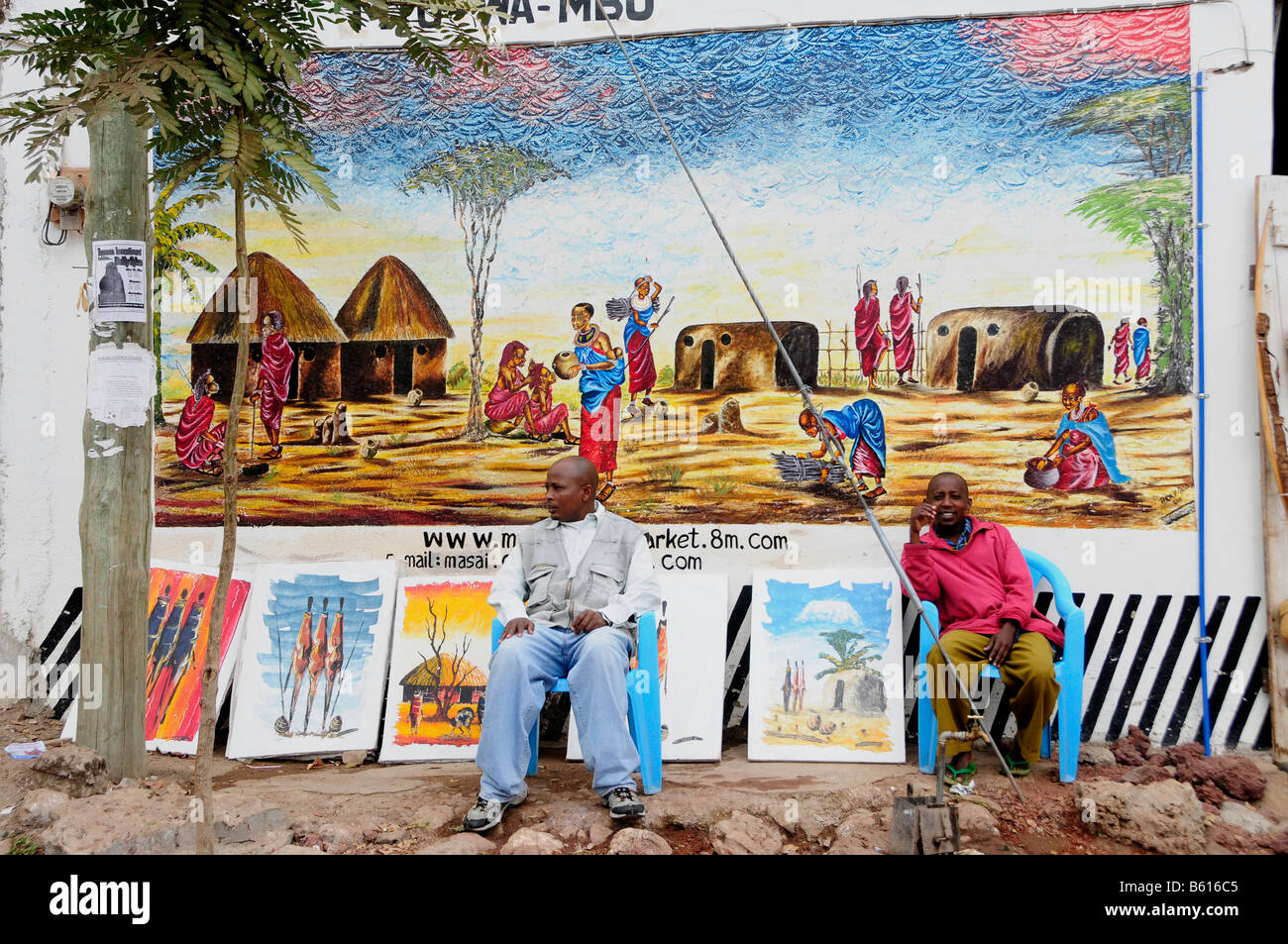 Souvenir-Verkäufer vor einem Souvenir-Shop, Mto Wa Mbu, Tansania, Afrika Stockfoto