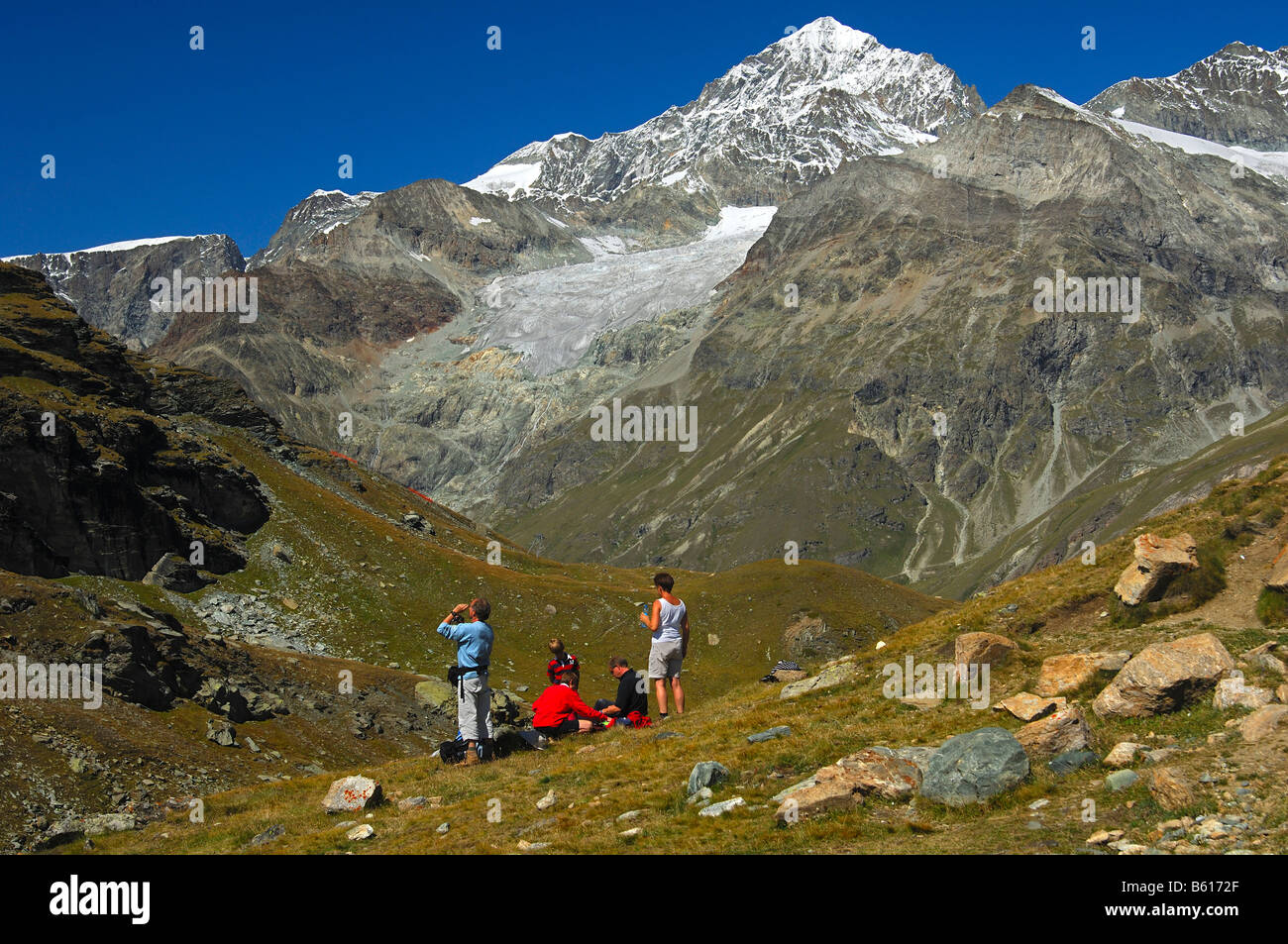 Picknicker, Blick auf Mt Dent Blanche, Zermatt, Wallis, Schweiz, Europa Stockfoto