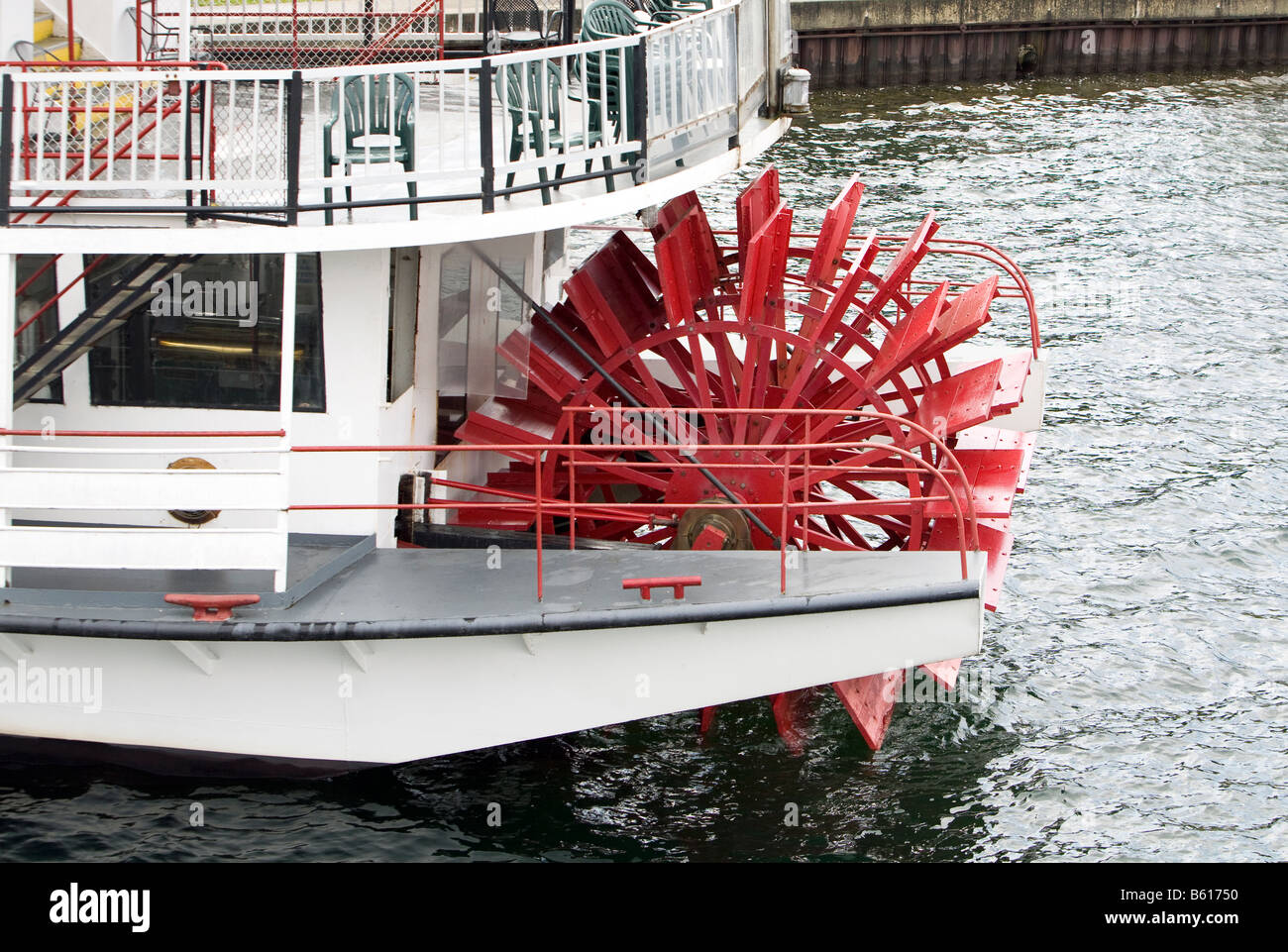 Ein Schuss des Hecks ein Schaufelrad auf der Minne-Ha-Ha an den Docks des Village von Lake George New York. Stockfoto