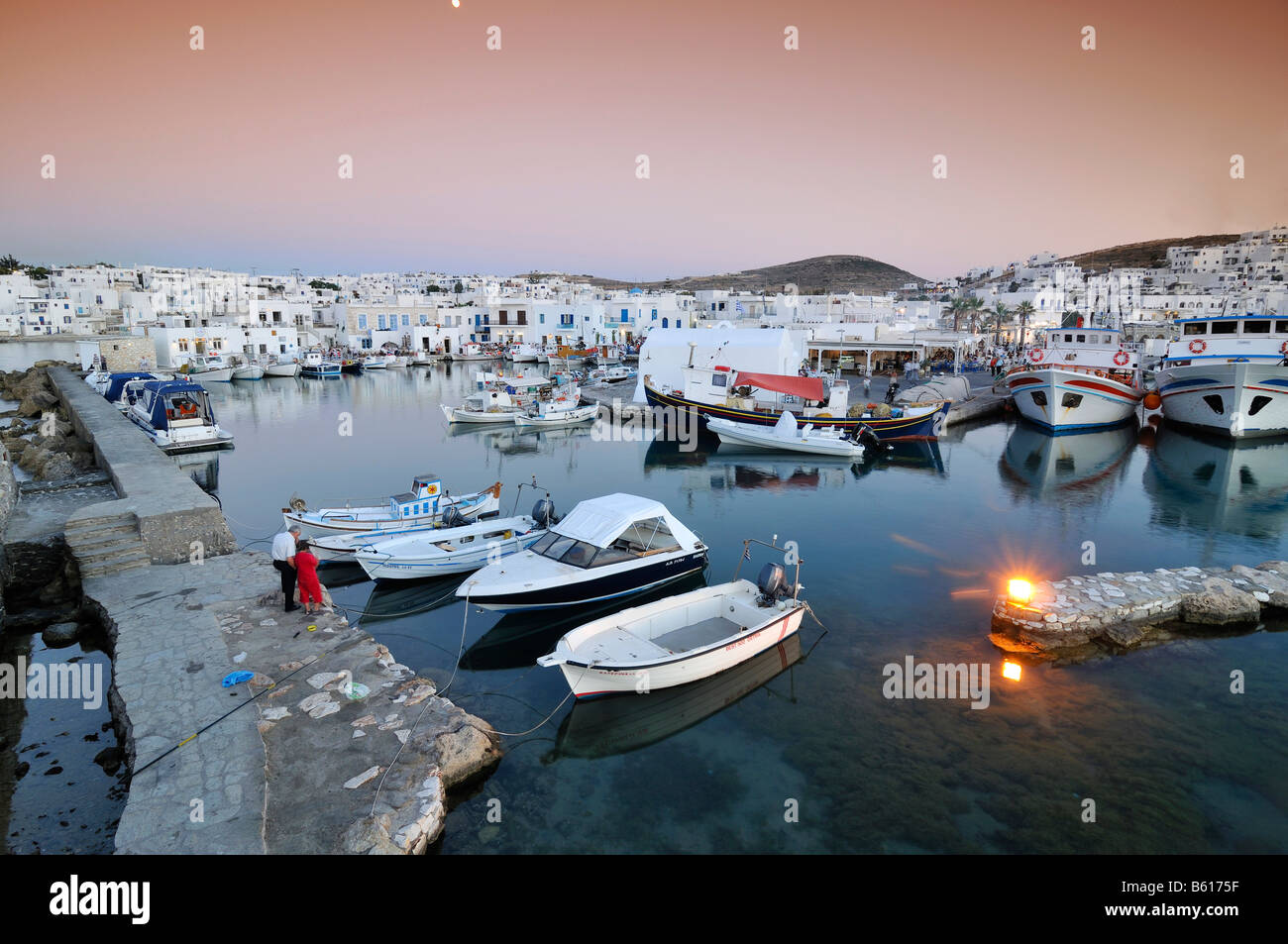 Hafen von Booten in Naoussa, Paros, Kykladen, Griechenland, Europa Stockfoto