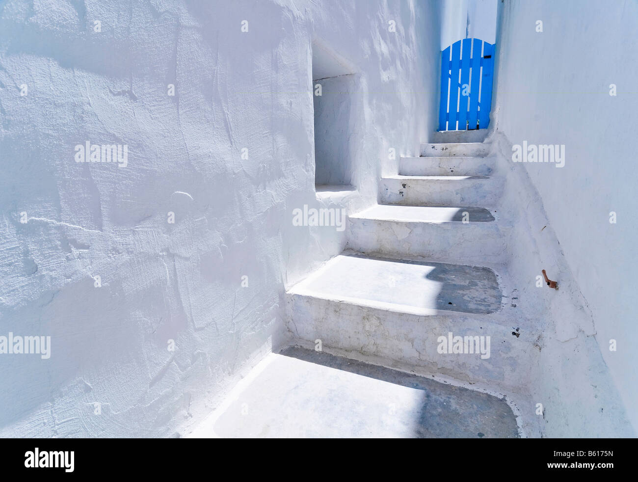 Weiße Treppe zum blauen Holztor, Naoussa, Paros, Kykladen, Griechenland, Europa Stockfoto