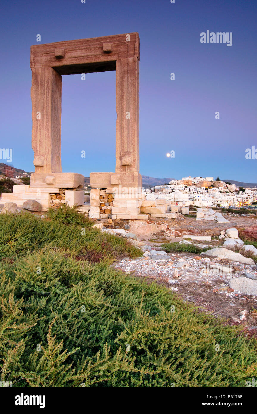 Tor zur Antike, riesige Tür oder Portara von den Apollo-Tempel in der Stadt Naxos, Kykladen, Griechenland, Europa Stockfoto