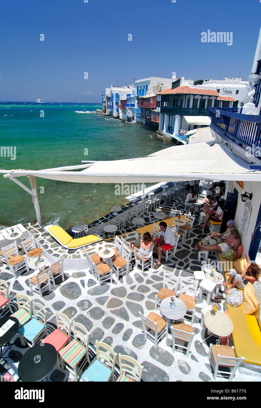 Bar befindet sich auf der Promenade entlang dem Hafen von Klein-Venedig, Mosaikprozess Steinboden, Insel Mykonos, Kykladen, Griechenland, Europa Stockfoto