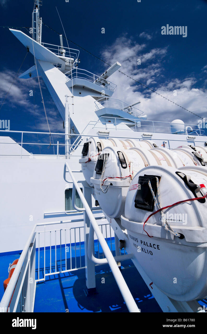 Navigation-Mast des Schiffes Radar, vorne den Behältnissen mit einem aufblasbare Rettungsboote auf der Seite einen Ozean zu unterstützen Stockfoto