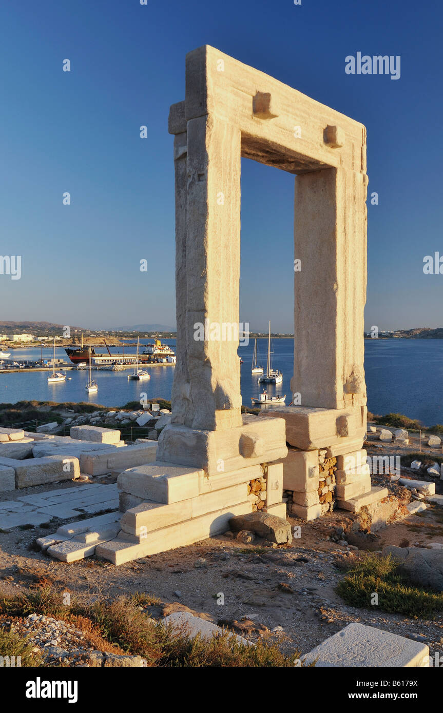 Tor zur Antike, riesige Tür oder Portara von den Apollo-Tempel in der Stadt Naxos, Kykladen, Griechenland, Europa Stockfoto