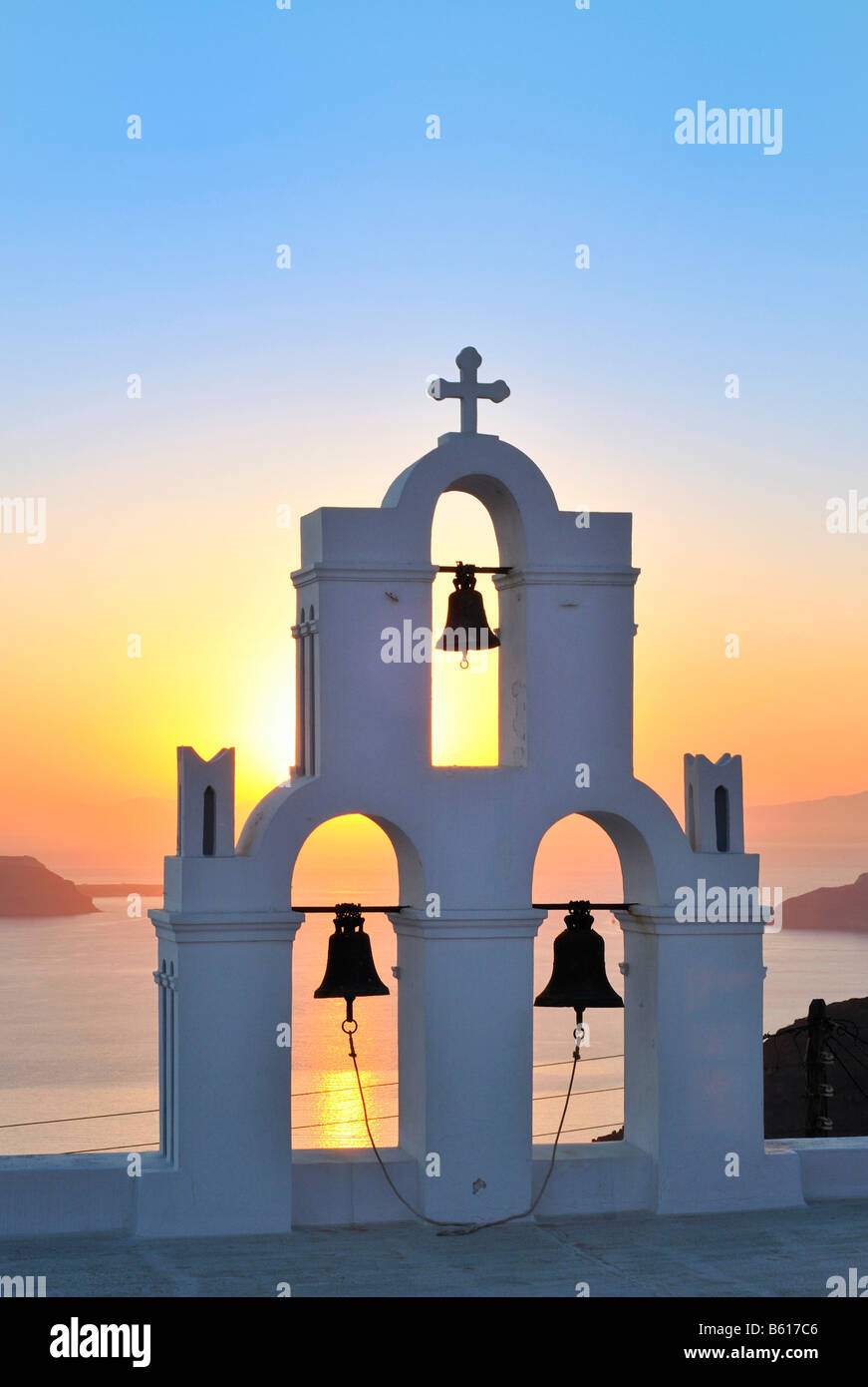 Weiße griechische Kirche mit einer blauen Kuppel und Glockenturm bei Sonnenuntergang, Firostefani, Santorin, Kykladen, Griechenland, Europa Stockfoto