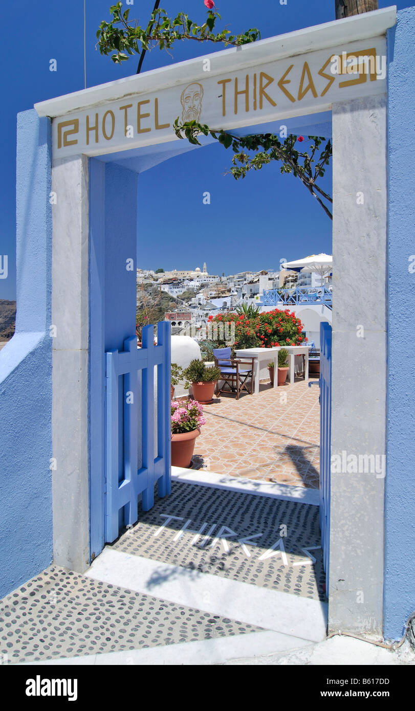 Tor zu einer Hotelterrasse, Thira, Fira, Santorini, Kykladen, Griechenland, Europa Stockfoto