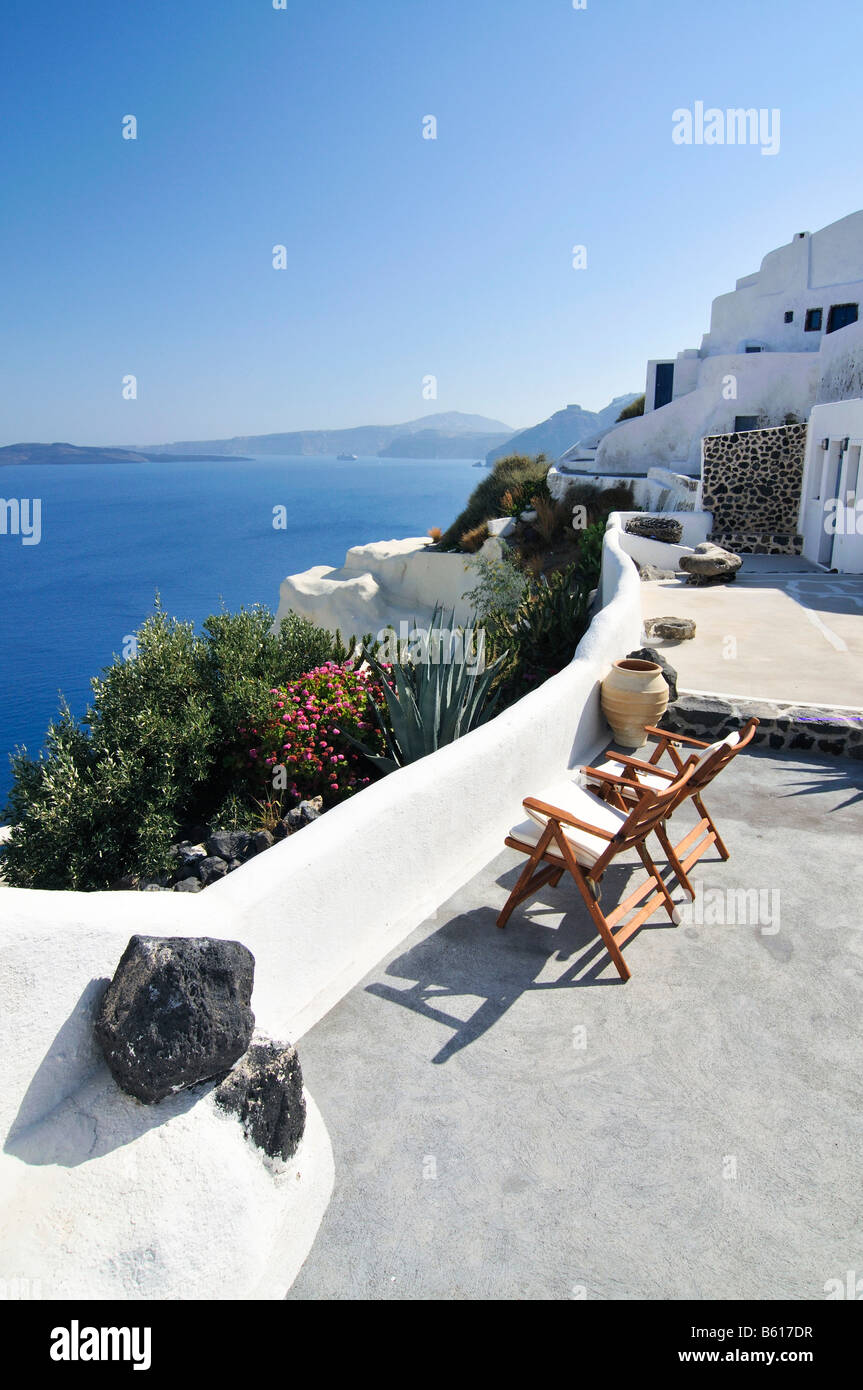 Terrasse eines kleinen Hotels mit Blick auf das blaue Meer, Thira, Fira, Santorini, Kykladen, Griechenland, Europa Stockfoto