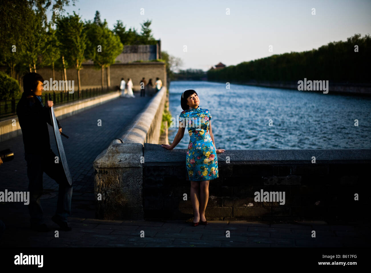 Eine Braut posiert für ein Porträt während einer Hochzeit Foto-Session in der Nähe der Kaiserpalast in Peking im April 2008 Stockfoto