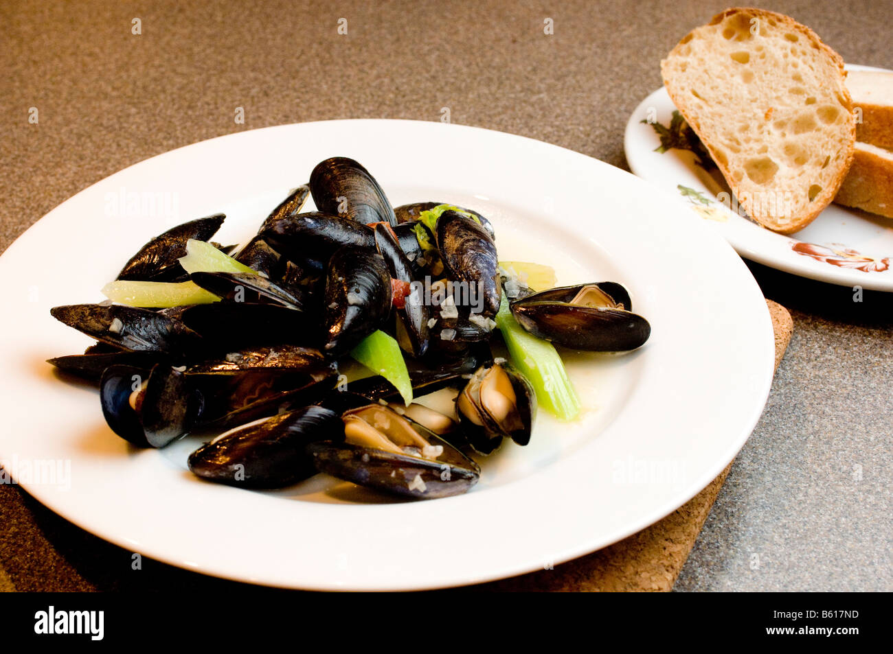 Muscheln à la Mariniere sind in einer großzügigen Schüssel serviert gesehen. Stockfoto