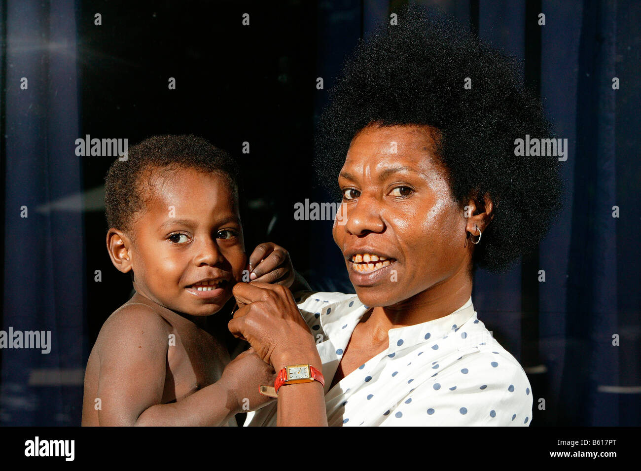 Künstlerin Jane Wena mit ihrem Sohn, Port Moresby, Papua-Neu-Guinea, Melanesien Stockfoto