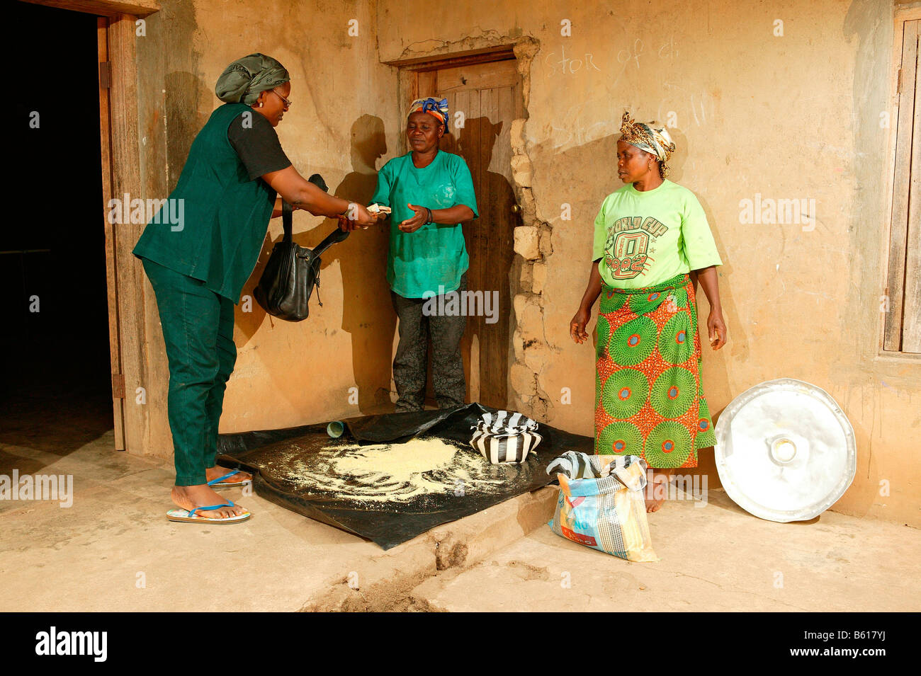 Frauen Vorbereitung Maniok Flocken in Bamenda, Kamerun, Afrika Stockfoto