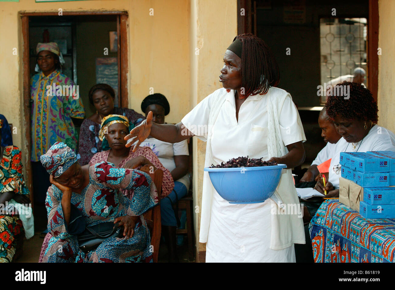 Frau mit Ernährungsberatung, Frauen Bildungszentrum, Bamenda, Kamerun, Afrika Stockfoto