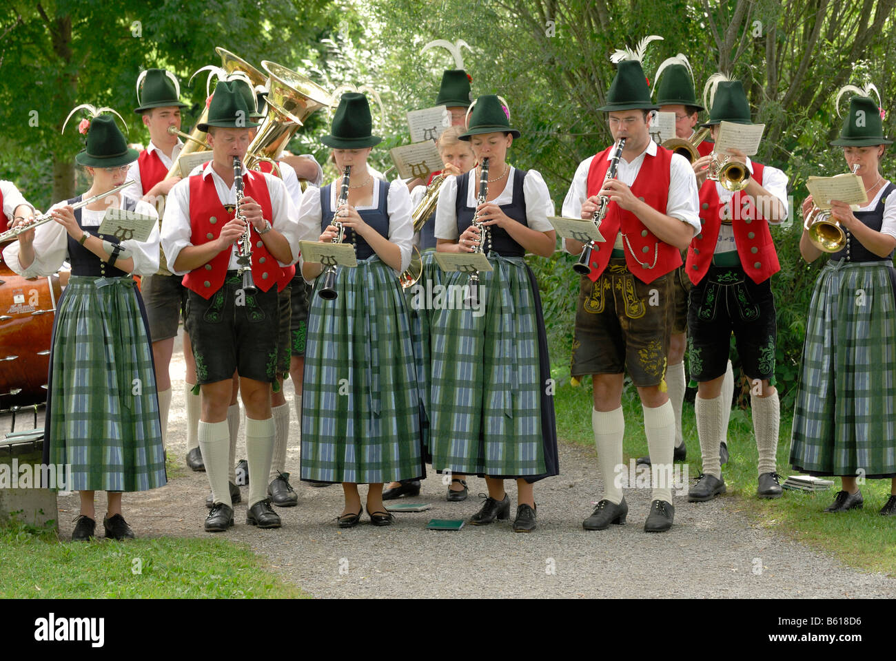 Musiker von der Niklasreuth Brassband tragen Trachten in der Alt-Schliersee-Churchday, See Schliersee Stockfoto