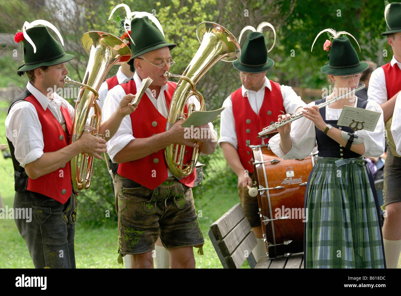 Musiker von der Niklasreuth Brassband tragen Trachten in der Alt-Schliersee-Churchday, See Schliersee Stockfoto