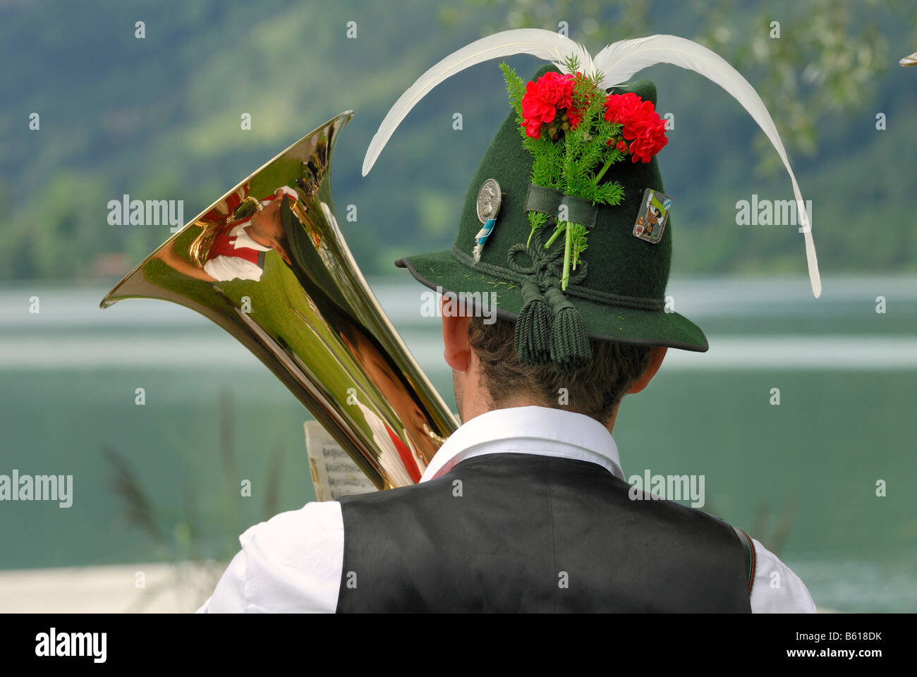 Hornplayer von der Niklasreuth Brassband einen traditionellen Hut an der Alt-Schliersee-Churchday, See Schliersee Stockfoto