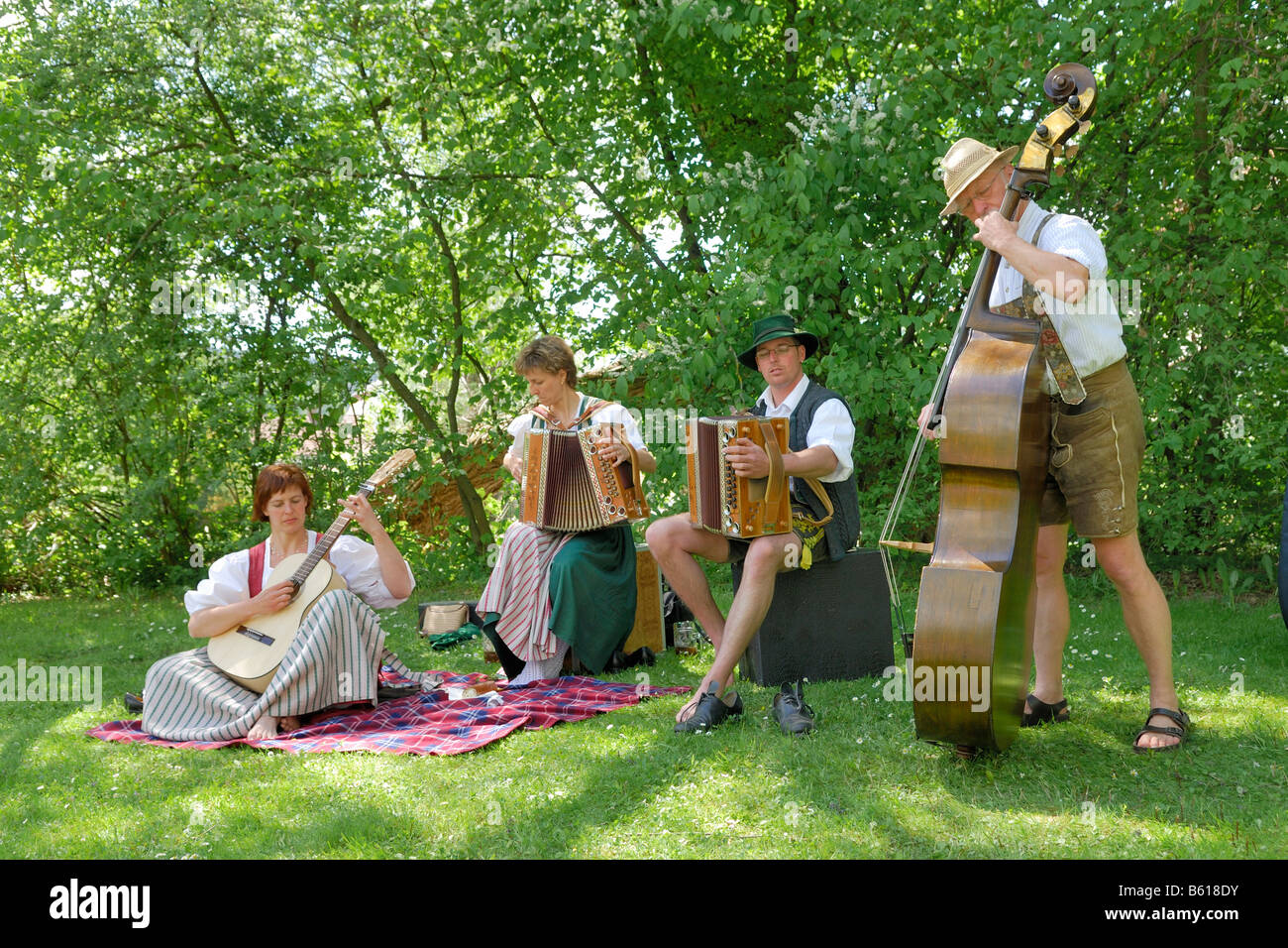 Gruppe von Musikern beim Folk Music Festival "Drumherum" in Regen, Niederbayern Stockfoto