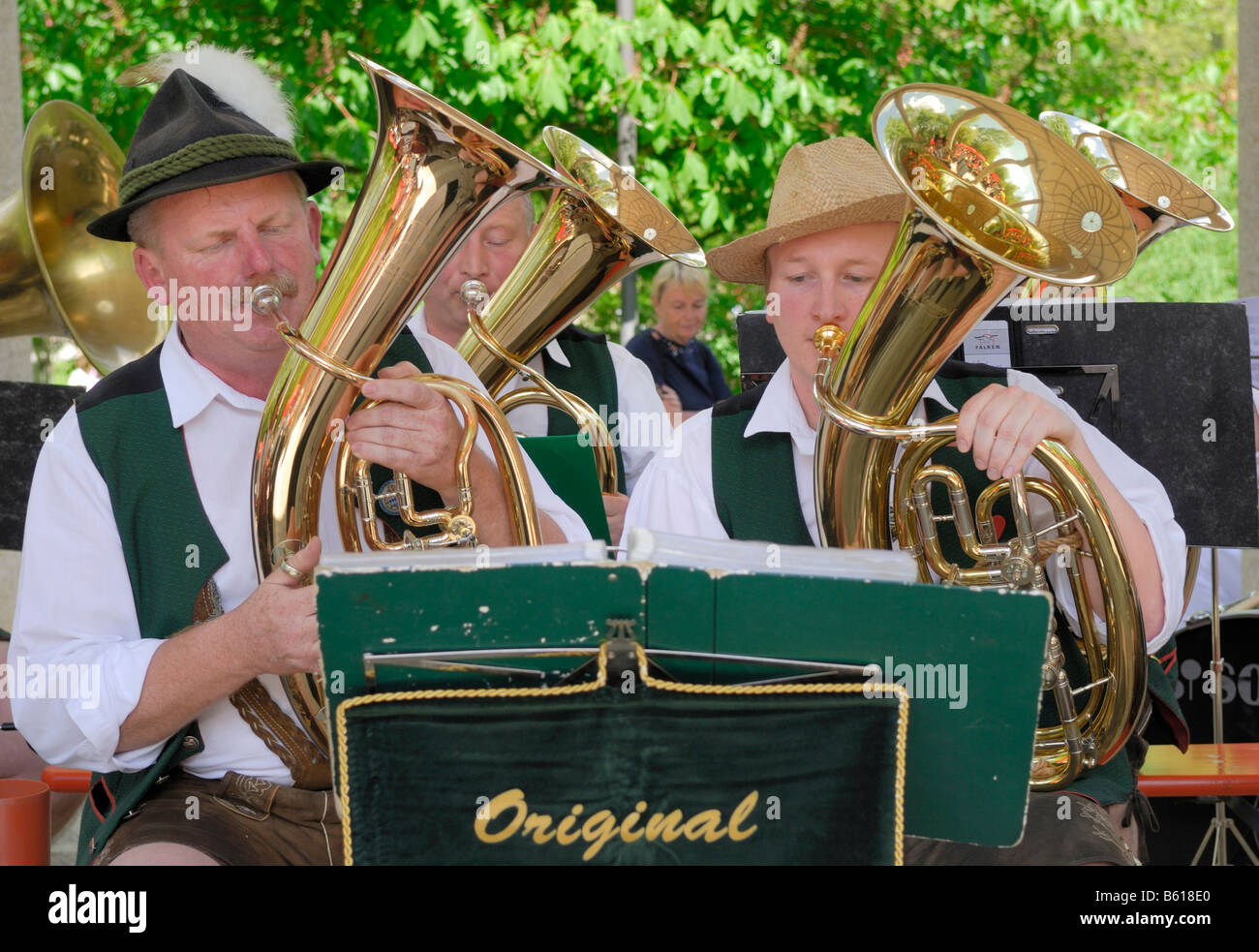 Horn Sie Spieler der Musikgruppe Altnussberger Folk Music Festival "Drumherum", im Regen, Niederbayern Stockfoto