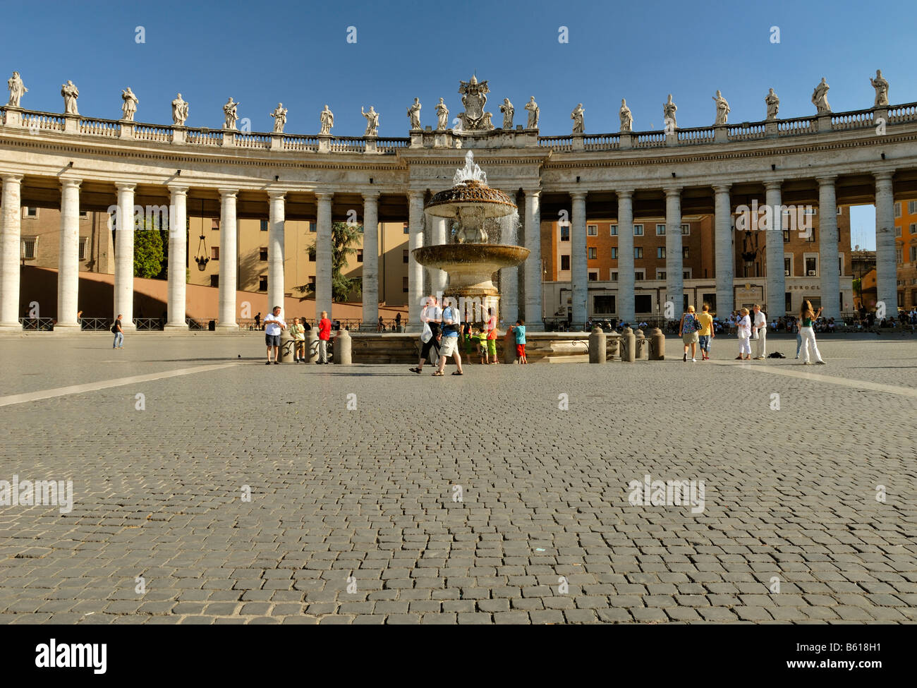 Blick auf den Brunnen auf dem Petersplatz, Piazza San Pietro, von Carlo Maderno, im Abendlicht, Vatikan, Europa. Stockfoto