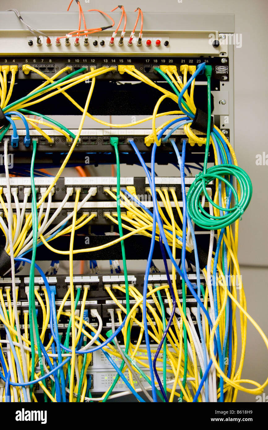 Nahaufnahme von verschiedenen Kabeln mit einem Server verbunden. Stockfoto