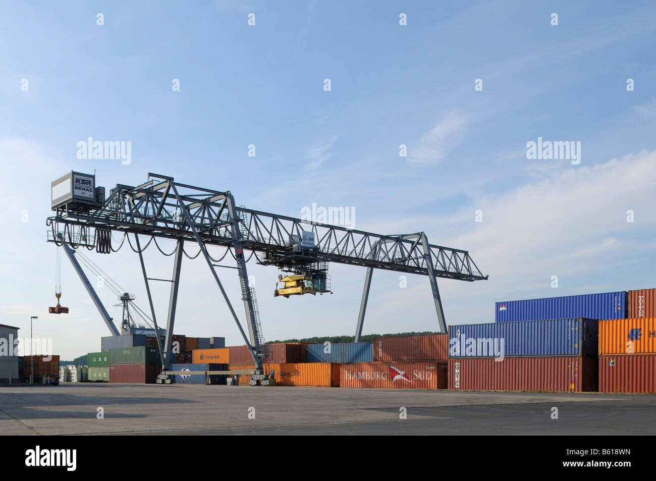 Container-Portalkran für den intermodalen Güterverkehr, Hafen in Bonn, Nordrhein-Westfalen Stockfoto