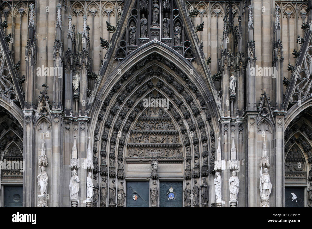 Westtor des Kölner Doms, Blick auf Zahlen auf die Mitte des gotischen Tür, Köln, Nordrhein-Westfalen Stockfoto