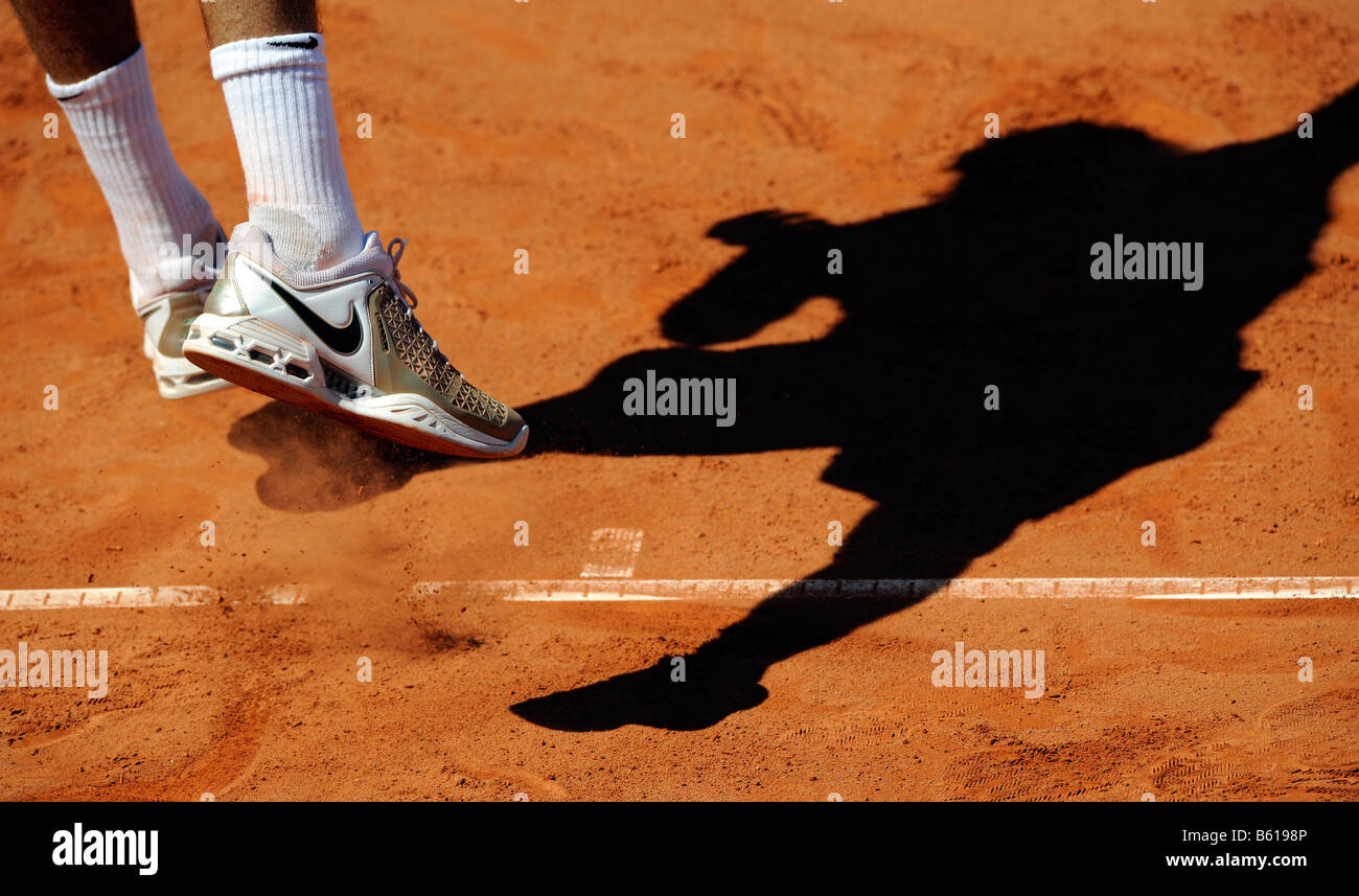 Schatten des Tennisspielers während dienen Stockfoto