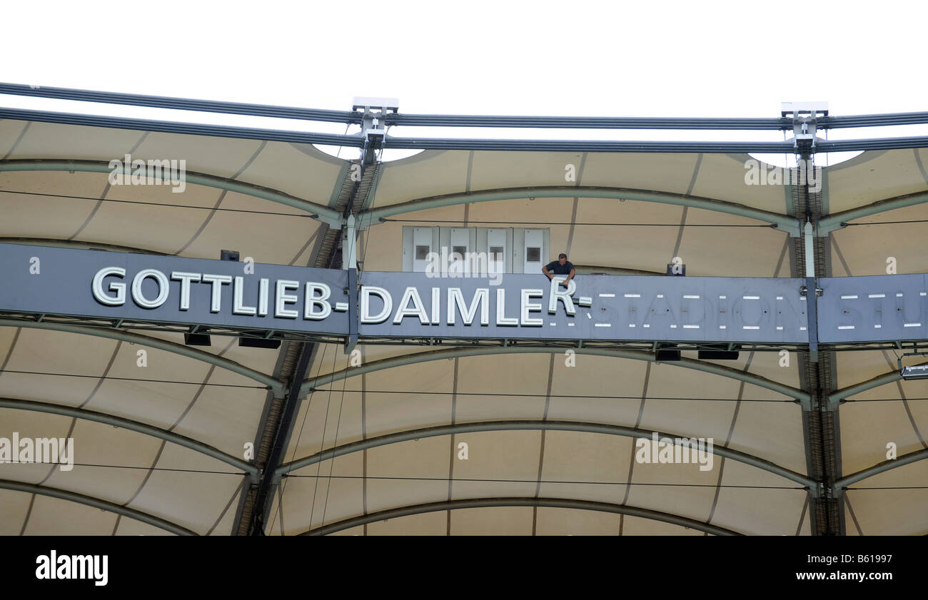 Entfernung der Beschilderung als Gottlieb Daimler Stadion Stuttgart wird Mercedes-Benz Arena Stockfoto