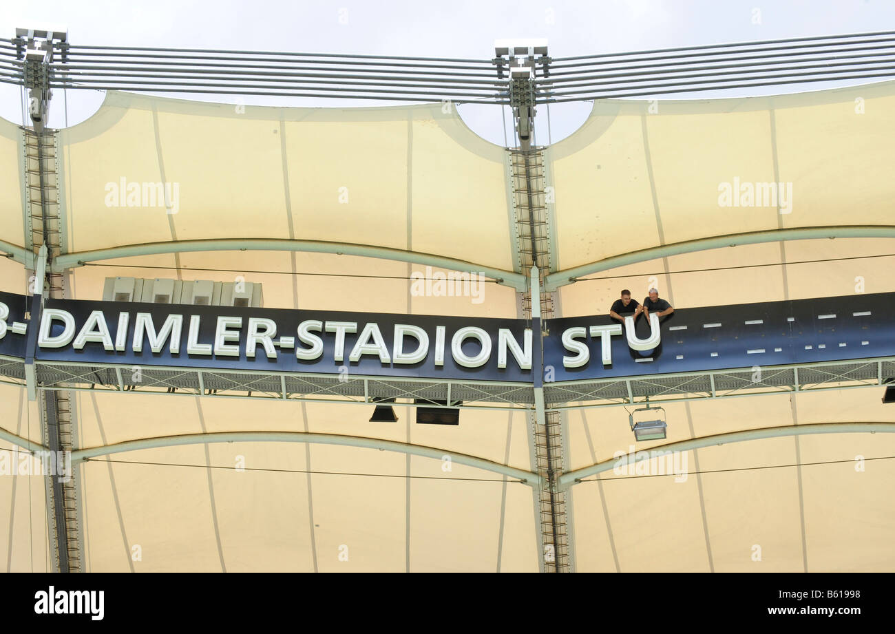 Entfernung der Beschilderung als Gottlieb Daimler Stadion Stuttgart wird Mercedes-Benz Arena Stockfoto