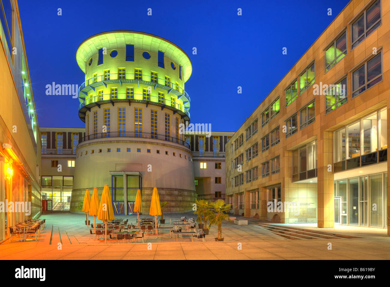 Staatliche Hochschule Fur Musik Und Darstellende Kunst Bei Nacht Haus Der Geschichte Stuttgart Baden Wurttemberg Stockfotografie Alamy