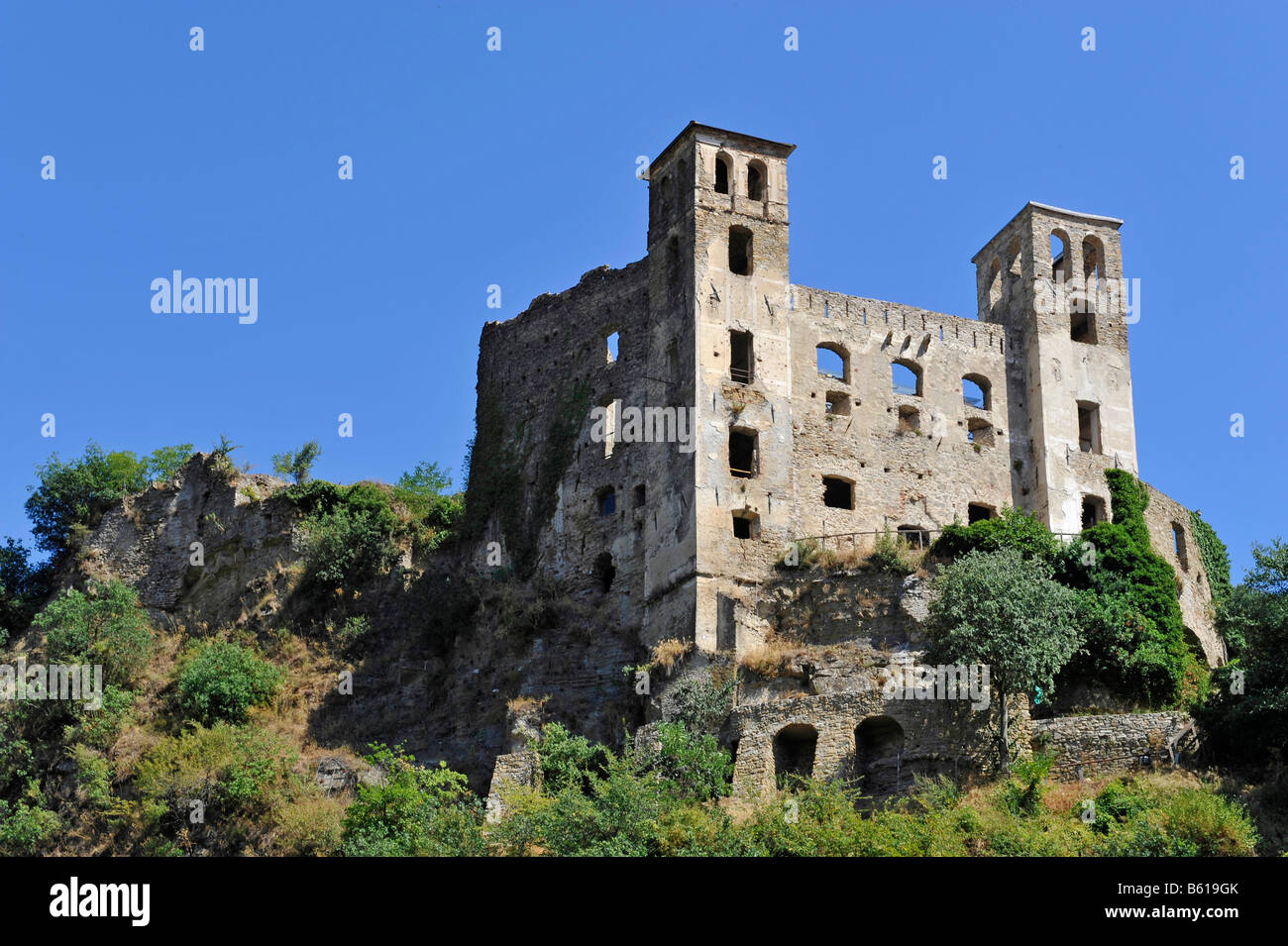 Dolceacqua mit Blick in Richtung Castello dei Doria, Ligurien, Riviera dei Fiori, Italien, Europa Stockfoto