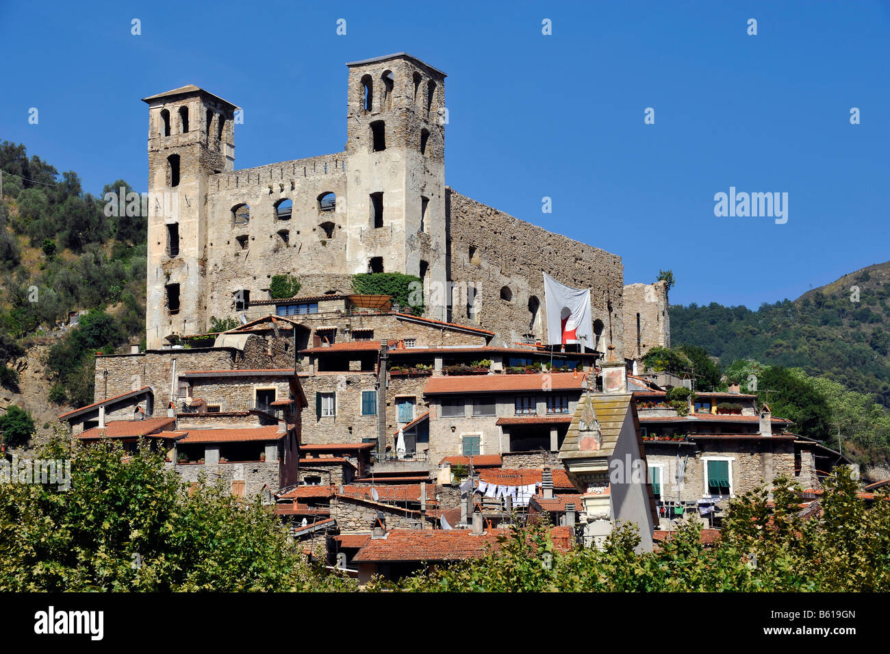 Dolceacqua mit Blick in Richtung Castello dei Doria, Ligurien, Riviera dei Fiori, Italien, Europa Stockfoto